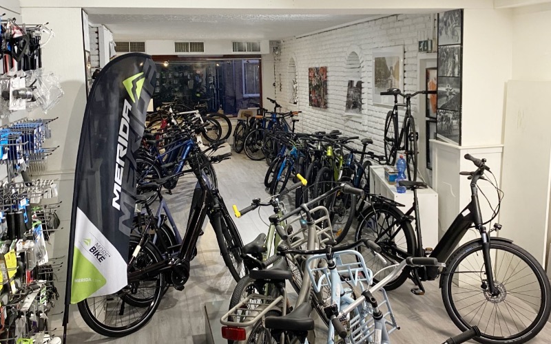 <p>Bij Rob Smeets Rijwielen ontdekt u een uitgebreide collectie kwaliteitsfietsen van gerenommeerde merken. Of u nu op zoek bent naar een comfortabele stadsfiets, een krachtige elektrische fiets, een sportief model of een veilige kinderfiets, wij hebben voor elke fietser de ideale keuze.</p>
