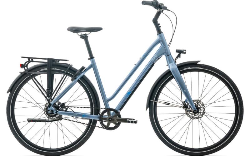 <p>De Liv Allure CS 3 GB L in de kleur Sparkle Sea is een comfortabele en stijlvolle dames-stadsfiets die ideaal is voor dagelijkse ritten, zoals woon-werkverkeer of ontspannen tochten in het weekend. De fiets heeft een licht maar stevig ALUXX-aluminium frame, waardoor hij duurzaam en prettig rijdt.</p>

